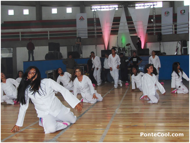 J&oacute;venes del Colegio Uniandes en acci&oacute;n ejecutando la coreograf&iacute;a