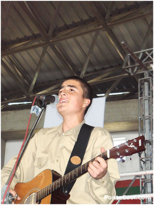 Mario Reinoso en una de sus interpretaciones musicales