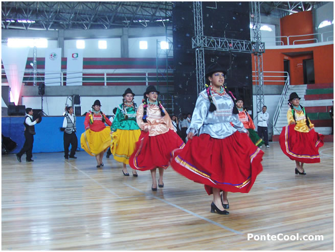 Bailando a ritmo de la m&uacute;sica nacional