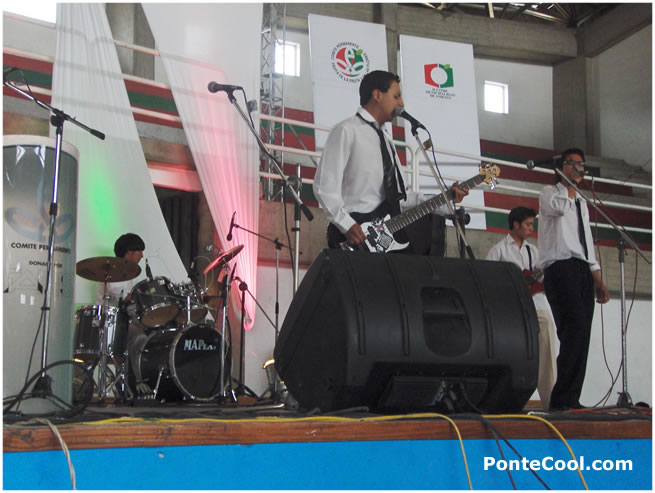 J&oacute;ven grupo musical incursionando en la musica