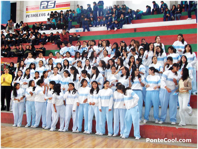 Estudiantes del Colegio La Inmaculada apoyando a su grupo musical 