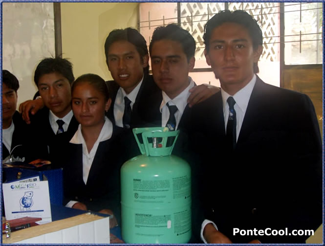 J&oacute;venes expositores explicando la tecnolog&iacute;a del gas frio