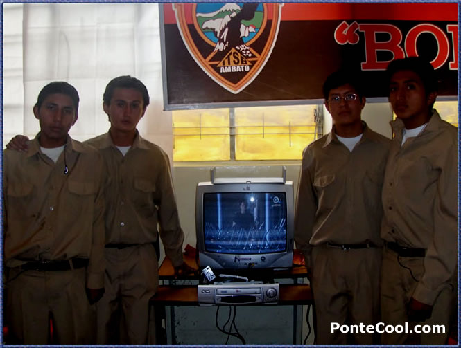 Estudiantes expositores del Colegio Bol&iacute;var