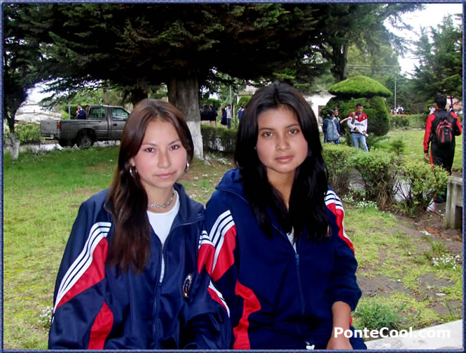 Hermosas estudiantes en la feria de ciencia y tecnolog&iacute;a