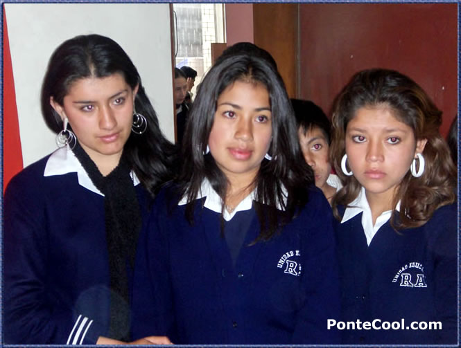 Estudiantes atienden con mucha atenci&oacute;n e inter&eacute;s la exposici&oacute;n