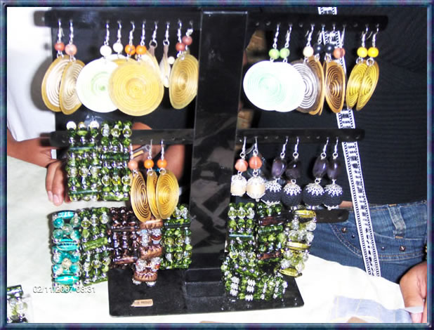 Las expositoras del Natalia elaboraron hermosas artesan&iacute;as