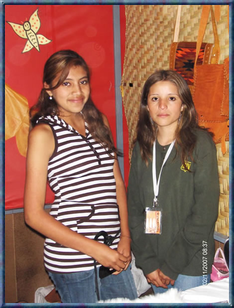 J&oacute;venes expositoras del colegio Natalia Vaca