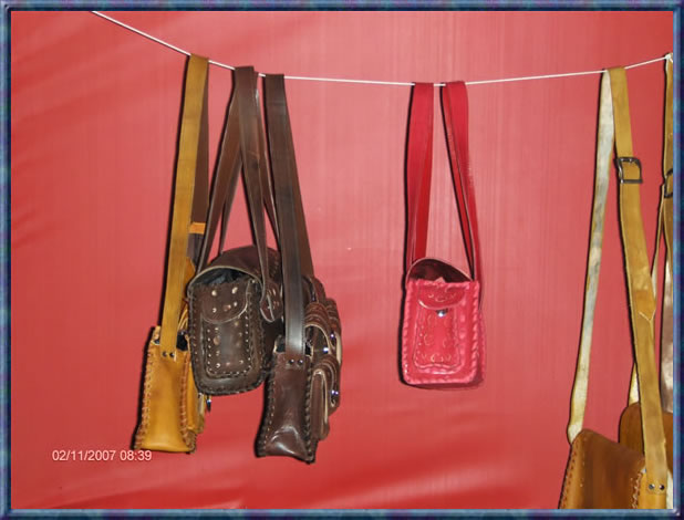 Las estudiantes del Natalia tambi&eacute;n ofertaron objetos de cuero