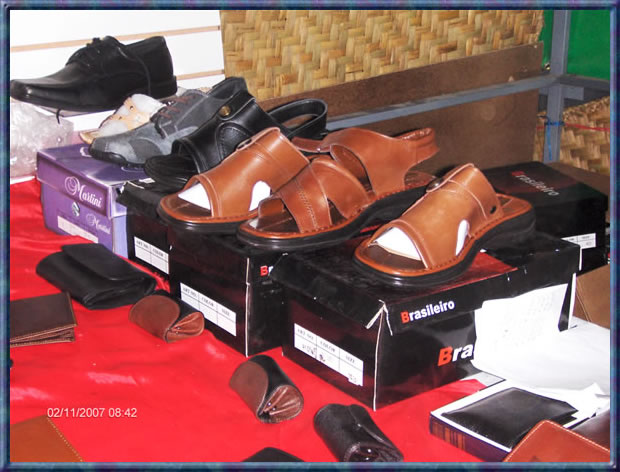 Los estudiantes del Bol&iacute;var ofertaban calzado de calidad en la feria