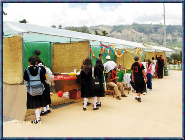 Visitando el stand del colegio