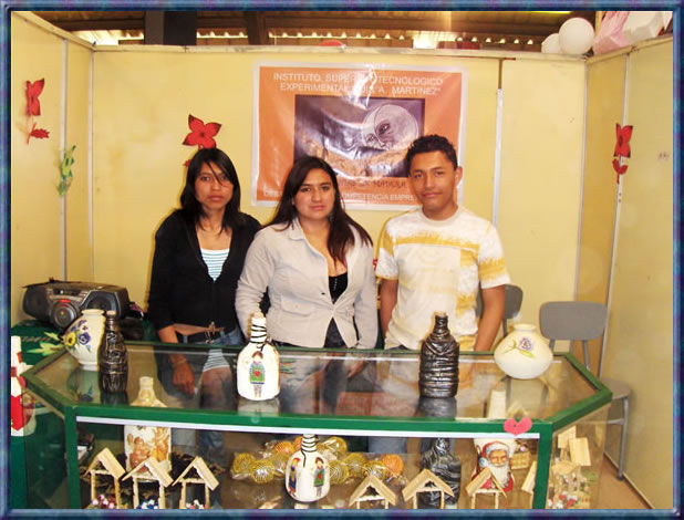 Estudiantes del colegio Luis A. Martinez ofertando sus productos