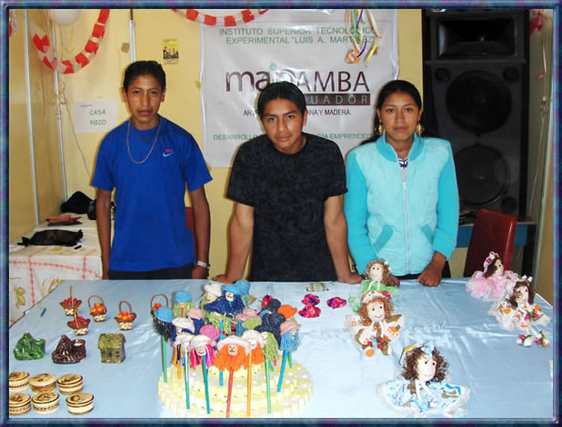 Estudiantes del Itas promocionando sus artesan&iacute;as