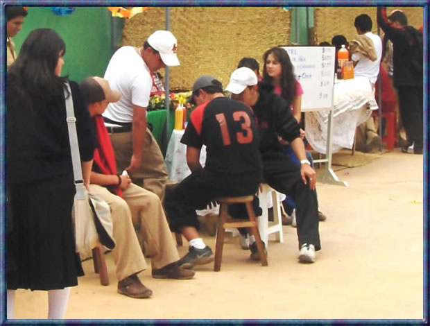 Estudiantes del Colegio Bol&iacute;var adecuando su stand 