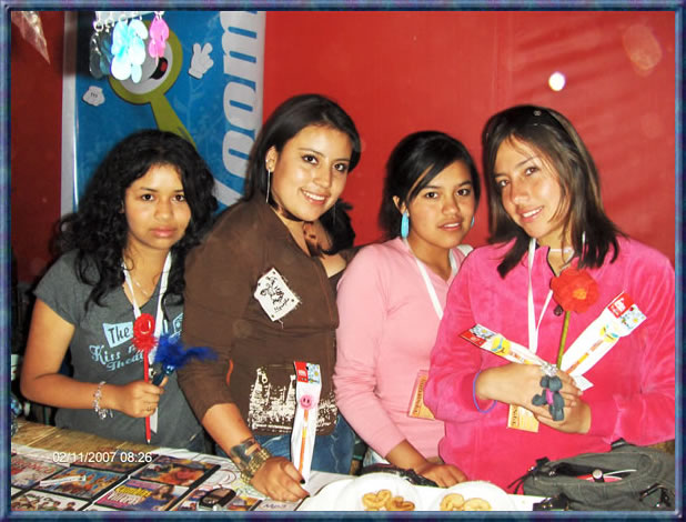 Estudiantes del Santo ofertando sus productos a los visitantes