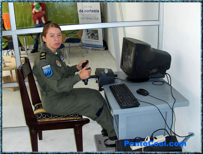Estudiante del Cosme Renella indicando los aparatos de entrenamiento