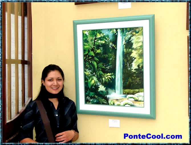 Hermosa visitante deleit&aacute;ndose de la muestra pictogr&aacute;fica