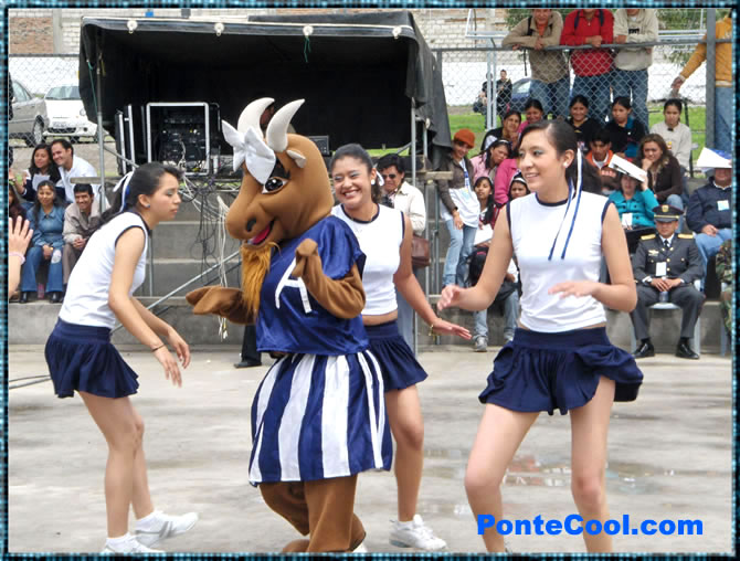 La chiva del colegio Hispano Am&eacute;rica haciendo las delicias del p&uacute;blico