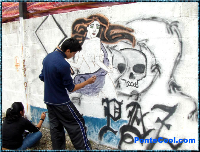 Un mural art&iacute;stico que representa la paz amenzada