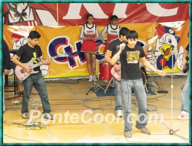 Festejando el inicio de clases en el Teatro Ernesto Alb&aacute;n 