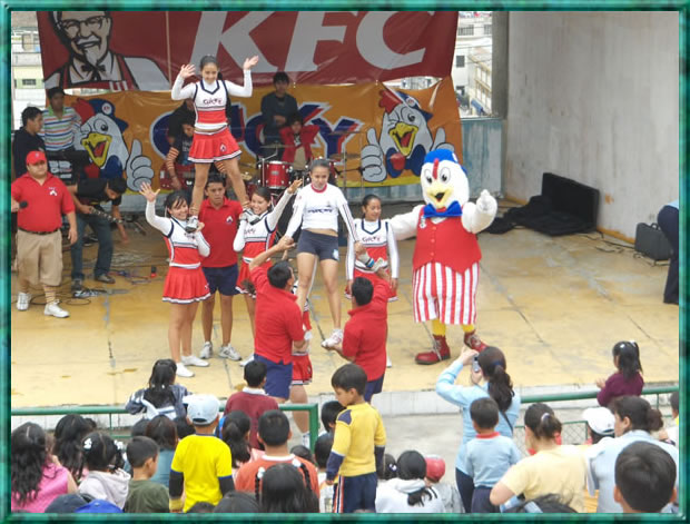 Cheer Leaders demostrando sus habilidades