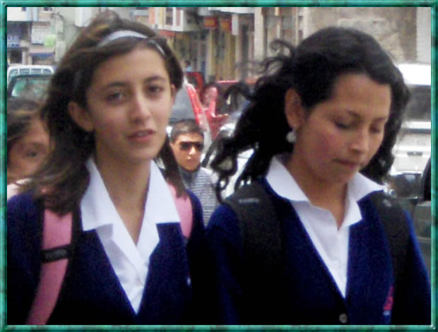 Estudiantes del Colegio Ambato de regreso a clases