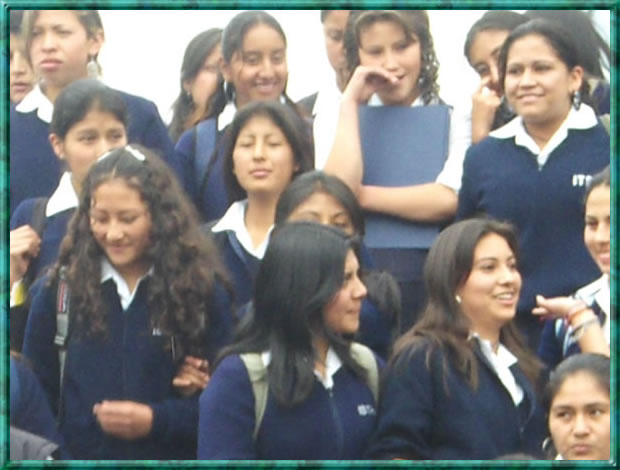 Estudiantes del Colegio Hispano Am&eacute;rica a la entrada de clases