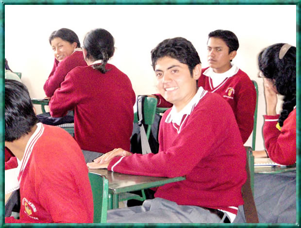 Estudiantes del Colegio Tirso de Molina en el cambio de hora